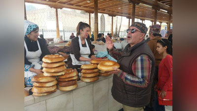 'Hazar TV телеканали ижодий гуруҳи Самарқанд ҳақида кўрсатув тайёрламоқда'ning rasmi