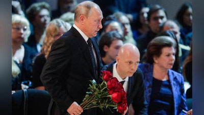 'Putin Iosif Kobzonning vidolashuv marosimiga tashrif buyurdi'ning rasmi