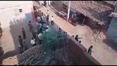 '​Ҳиндистонлик полициячи қоплондан қутулиш учун томдан сакрашга мажбур бўлди (Видео)'ning rasmi