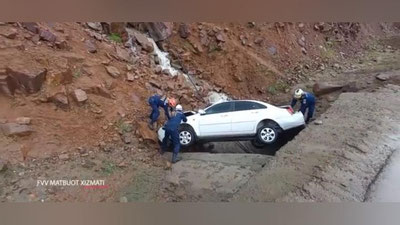 'Perevalda vodiyga ketayotgan "Lacetti" xandaqqa tushib ketdi (video)'ning rasmi