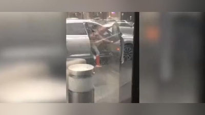 Изрображение 'ВИДЕО: ДЕВУШКА НЕ МОГЛА ЗАКРЫТЬ ДВЕРЬ АВТО ИЗ-ЗА ШТОРМА'