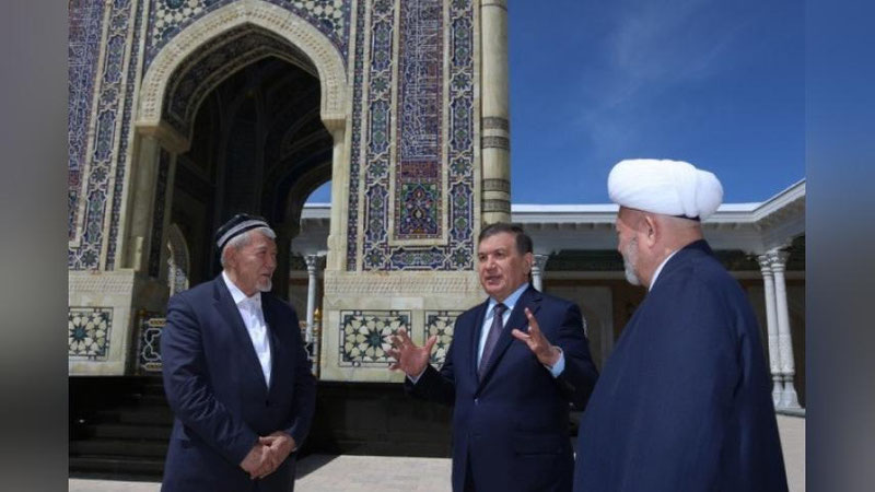 'PREZIDENTIMIZ IMOM BUXORIY XALQARO ILMIY-TADQIQOT MARKAZI QURILIShI BILAN TANIShDI'ning rasmi