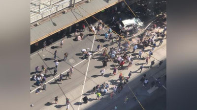 Изрображение 'АВТОМОБИЛЬ ВРЕЗАЛСЯ В ТОЛПУ ПЕШЕХОДОВ В МЕЛЬБУРНЕ (ВИДЕО)'