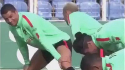 Изрображение 'Криштиану Роналду станцевал тверк на футбольном поле (Видео)'