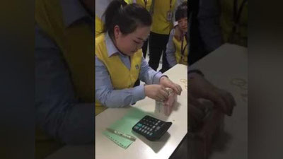 'Pulni tez sanovchi xitoylik ayol hammani hayratda qoldirdi (video)'ning rasmi