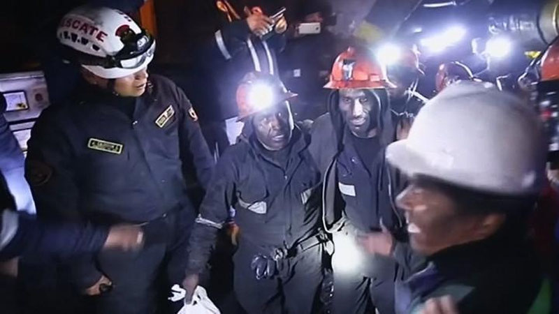 'Peruda er ostida qolib ketgan konchilar qutqarib olindi 'ning rasmi