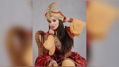 Изрображение 'ШАХЗОДА МУХАММЕДОВА ГОТОВИТ КЛИЕНТКЕ СВАДЕБНОЕ ПЛАТЬЕ ВЕСОМ 24 КГ (ФОТО)'