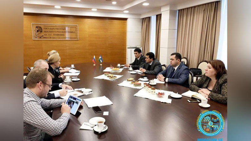 '​ROSSIYaGA IShLAShGA KETAYoTGANLARDAN RUS TILIDAN IMTIHON OLISh MASALALARI MUHOKAMA ETILDI'ning rasmi