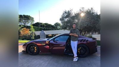 'RONALDU NAVBATDAGI YaNGI FERRARI MAShINASI BILAN MAQTANDI'ning rasmi