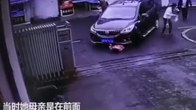 Изрображение 'КИТАЯНКА НЕ ЗАМЕТИЛА, КАК ЕЕ ДОЧЬ ПЕРЕЕХАЛ АВТОМОБИЛЬ (ВИДЕО, 18+)'