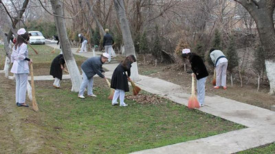 'Ўқитувчи ва шифокорларни ободонлаштириш ишларига жалб этишни тақиқлаш бўйича ҳукумат қарори ишлаб чиқилади'ning rasmi
