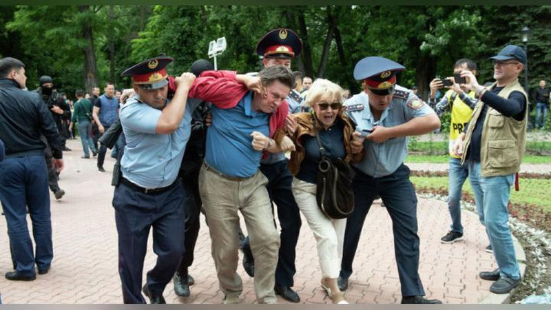 'Qozog`istonda saylov vaqtida 700 kishi qo`lga olindi 'ning rasmi