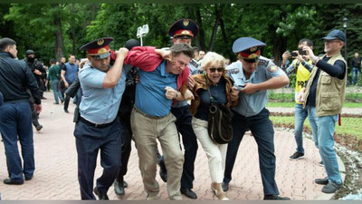 'Qozog`istonda saylov vaqtida 700 kishi qo`lga olindi 'ning rasmi