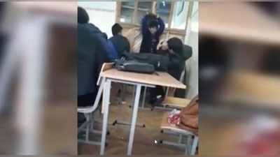 '​Ўқитувчи аёлнинг ўқувчиларни калтаклаётгани видеога олинди (Видео) 'ning rasmi