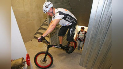 'Polshalik  velosipedchi- akrobat Ginness  rekordini  o`rnatdi'ning rasmi