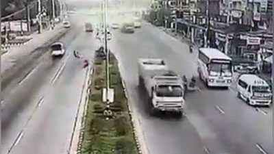 Изрображение 'КОЛЕСО СМЕРТИ: БАЙКЕРА СБИЛА ОТЛЕТЕВШАЯ ОТ ГРУЗОВИКА ПОКРЫШКА (ВИДЕО)'