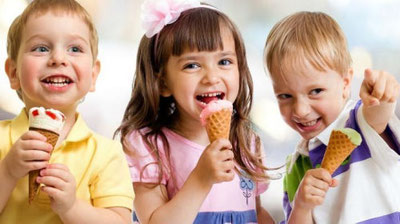 'Toshkentdagi sayilgohda bepul muzqaymoq tarqatilmoqda'ning rasmi