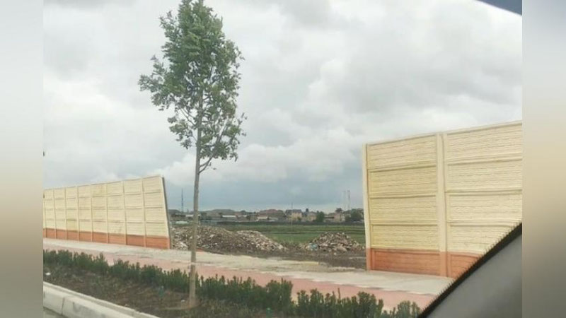 'Тошкент маркази билан Сергели туманини боғловчи йўлга ўрнатилган янги девор кучли шамолга дош беролмай қулади (видео)'ning rasmi