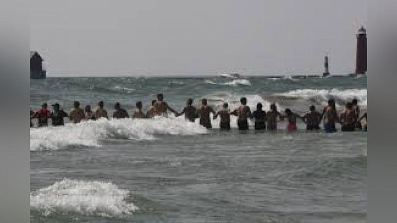 'Oqimga tushib qolgan odam zanjir usulida qutqarib qolindi'ning rasmi
