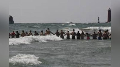 'Oqimga tushib qolgan odam zanjir usulida qutqarib qolindi'ning rasmi