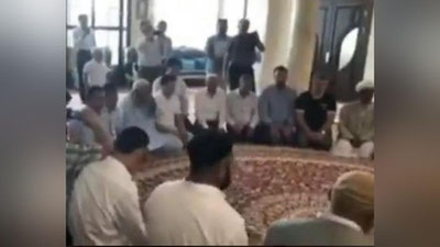 'Bir guruh odamlarning aylana shaklida o`tirib olib, baland ovozda qo`shiq kuylab, bir-birlariga bosh silkitishi islom dinida qanday talqin qilinadi?​ (video)'ning rasmi