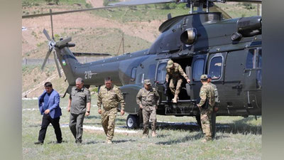 Изрображение 'Главы спецслужб Узбекистана и Кыргызстана на вертолете осмотрели неописанный участок границы'