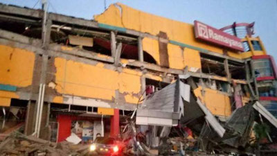 'Indoneziyadagi vahimali sunami videoga olindi (Video)'ning rasmi