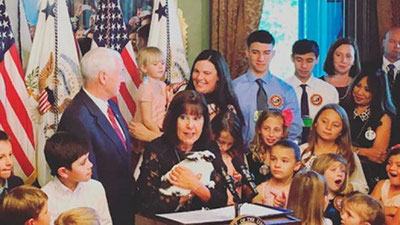 '​АҚШ вице-президенти Оқ уйга қуёни билан ташриф буюрди'ning rasmi