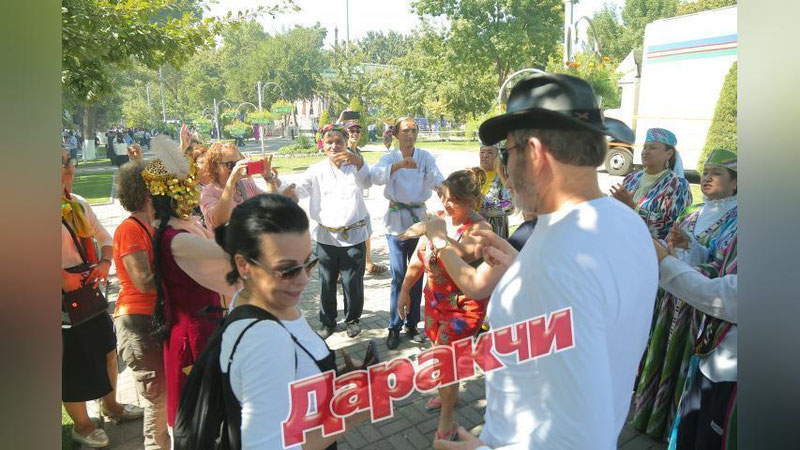 '"O`ZBEGIM" MILLIY QADRIYaTLAR FESTIVALIDAGI XORIJLIK MEHMONLARNING O`ZBEKChA RAQSI! 'ning rasmi