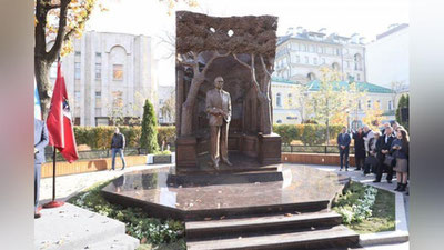 Изрображение 'В МОСКВЕ ОТКРЫТ ПАМЯТНИК ИСЛАМУ КАРИМОВУ (ФОТО)'