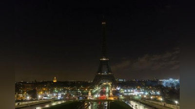 'Қобулдаги теракт қурбонлари хотираси учун Эйфел минораси чироқлари ўчирилади'ning rasmi