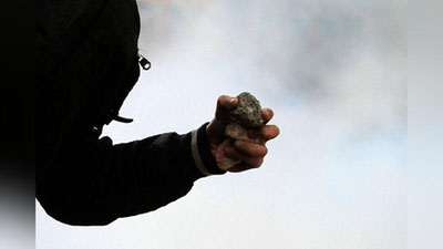 Изрображение 'В АЛМАЛЫКЕ ПЬЯНЫЙ ВОДИТЕЛЬ УДАРИЛ КАМНЕМ ИНСПЕКТОРА ДПС'