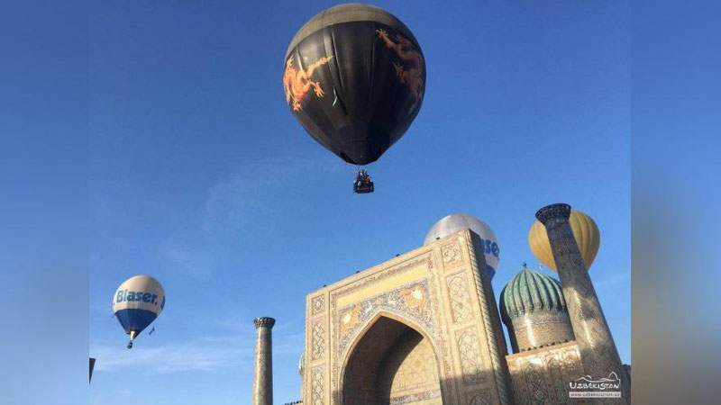 Изрображение 'УНИКАЛЬНОЕ ЗРЕЛИЩЕ: ВОЗДУШНЫЕ ШАРЫ НАД РЕГИСТАНОМ (ФОТО, ВИДЕО)'