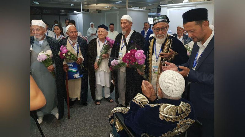 '​O`ZBEKISTONLIK HOJILARNING DASTLABKI GURUHI VATANGA QAYTDI'ning rasmi