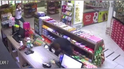 'Полициячи аёл уч нафар жиноятчига қарши бир ўзи курашди (Видео) 'ning rasmi