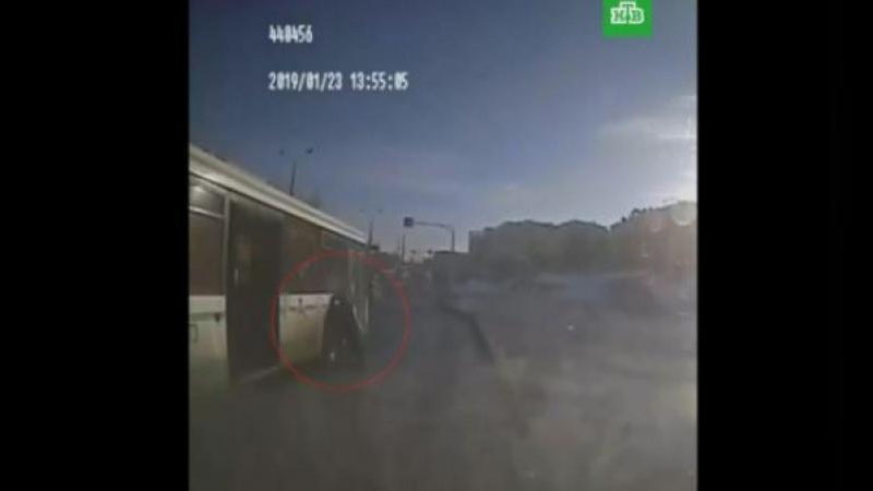 Изрображение 'В МОСКВЕ ПЕНСИОНЕР ПОГИБ ПОД КОЛЕСАМИ АВТОБУСА (ВИДЕО, 18+)'