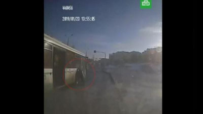 Изрображение 'В МОСКВЕ ПЕНСИОНЕР ПОГИБ ПОД КОЛЕСАМИ АВТОБУСА (ВИДЕО, 18+)'