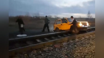 Изрображение 'В РОССИИ ПОЕЗД СБРОСИЛ С ПУТЕЙ ЗАСТРЯВШУЮ "НИВУ" (ВИДЕО)'