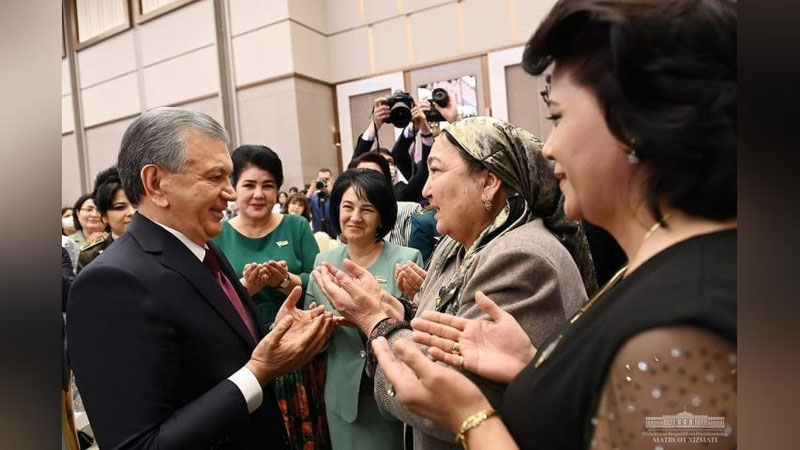 'Agar biz xalqimiz bizdan rozi bo`lishini xohlasak, avvalo, mo``tabar onalarimiz, opa-singillarimiz, qizlarimiz uchun munosib turmush sharoitini yaratib berishimiz kerak – Prezident'ning rasmi