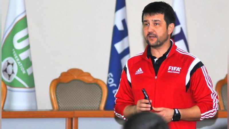 'ОЧЛ–2017. Фарҳод Абдуллаев Қатардаги ўйинда иорданиялик ҳакамлар ишига баҳо беради'ning rasmi