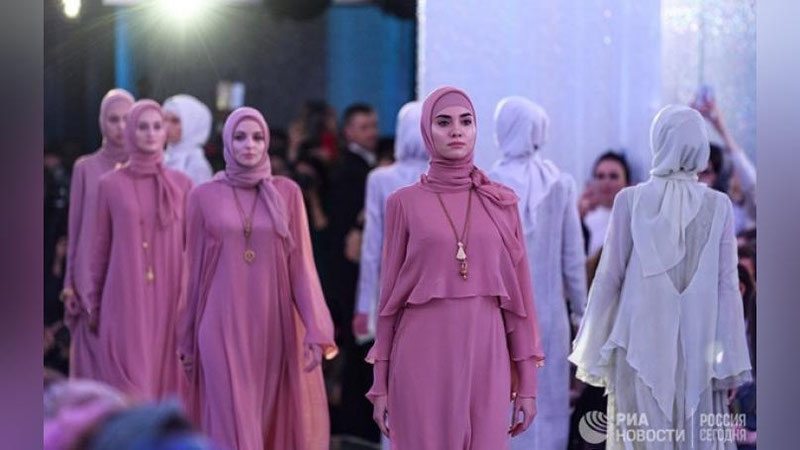 'РАМЗАН ҚОДИРОВНИНГ ҚИЗИ БЕЖИРИМ ЛИБОСЛАР КОЛЛЕКЦИЯСИНИ НАМОЙИШ ЭТДИ  'ning rasmi