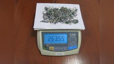 '​Kiyimlar orasiga yashirilgan kumush taqinchoqlar fosh etildi'ning rasmi