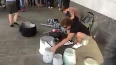 '​МОСКВАЛИКЛАР КЎЧА МУСИҚАЧИЛАРИНИ МЕТРО ХОДИМИДАН ҲИМОЯ ҚИЛИШДИ (ВИДЕО)'ning rasmi