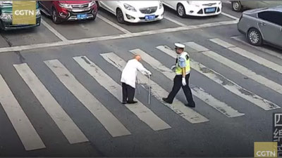 Изрображение 'КИТАЙСКИЙ ПОЛИЦЕЙСКИЙ СТАЛ ГЕРОЕМ ТРОГАТЕЛЬНОГО РОЛИКА'