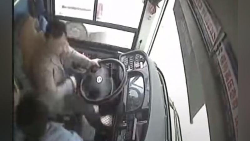 Изрображение 'ДРАКА ПАССАЖИРКИ И ВОДИТЕЛЯ АВТОБУСА СТАЛА ПРИЧИНОЙ ГИБЕЛИ 13 ЧЕЛОВЕК (ВИДЕО)'