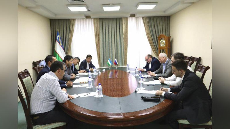 'AKT vaziri RF Aloqa va ommaviy kommunikasiyalar vaziri o`rinbosari Aleksey Volin bilan uchrashdi'ning rasmi