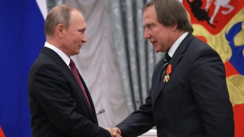 'Швейцарияда Путиннинг дўсти, мусиқачи Ролдугиннинг миллионлаб ҳисоблари сабаб банкирлар судланмоқда'ning rasmi