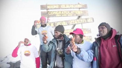 Изрображение 'Американская пиццерия доставила пиццу на вершину Килиманджаро'