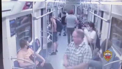 Изрображение 'В московском метро пассажир скрутил неадекватного мужчину с ножом (видео)'