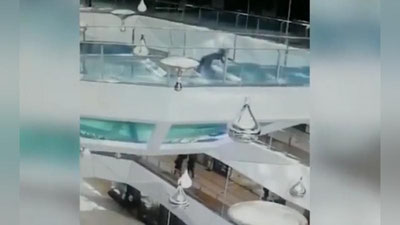 'Xitoylik ayol ichida akulalari bor akvariumga tushib ketdi (video)'ning rasmi